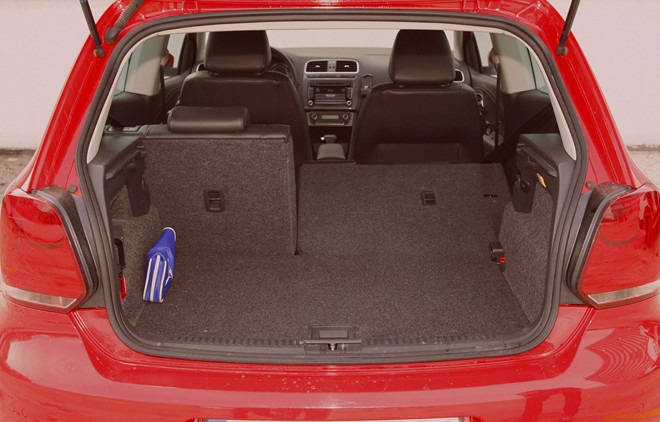 Przestrzeń na bagaż jest wystarczająca (Volkswagen Polo 1.2 TSI DSG Highline, fot. moto.wieszjak.pl)