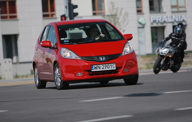 Honda Jazz pojawiła się na rynku w 2002 roku i zrobiła sporo zamieszania w segmencie małych miejskich aut segmentu B. Honda Jazz 1,4 i-VTEC Elegance fot. moto.wieszjak.pl