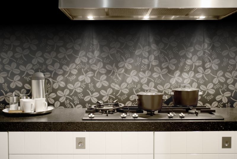 Znudziły ci się kafelki i płytki ceramiczne i nie wiesz jak inaczej wykończyć ścianę nad blatem kuchennym? Czas skończyć z dyktaturą nudy w kuchni, ścianę nad kuchennym blatem można potraktować nieco bardziej oryginalnie. Fot. Fotolia