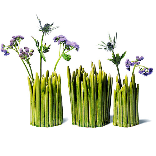 Wazony Normann Copenhagen Grass – jeśli mimo wszystko zdecydujemy się kupić mamie kwiaty to możemy wręczyć je w designerskim wazonie wykonanym z kamionki w kształcie zielonej trawy. Cena od 159 zł do 269 zł