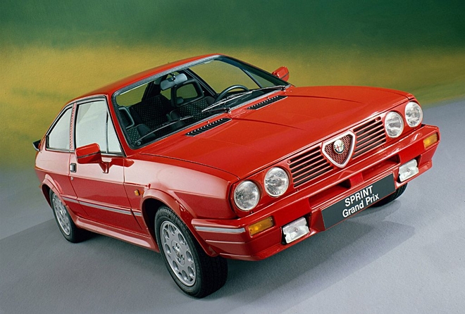 Alfasud Sprint został wprowadzony do sprzedaży w 1976 roku, jako usportowiona i nowocześniejsza stylistycznie wersja zwykłego miejskiego Alfasuda.