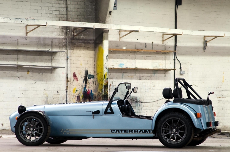 Caterham - ceny zaczynają sie od 135 tys. zł.
Co najważniejsze w przypadku tego kit cara - nie potrzeba żadnego innego auta do zbudowania go samemu. Caterham sprzedaje wszystkie części które są niezbędne do zbudowania auta. Lekka konstrukcja sprawia, że nawet 100 konny silnik wystarczy aby przeżyć wiele zapierających dech w piersiach chwil.