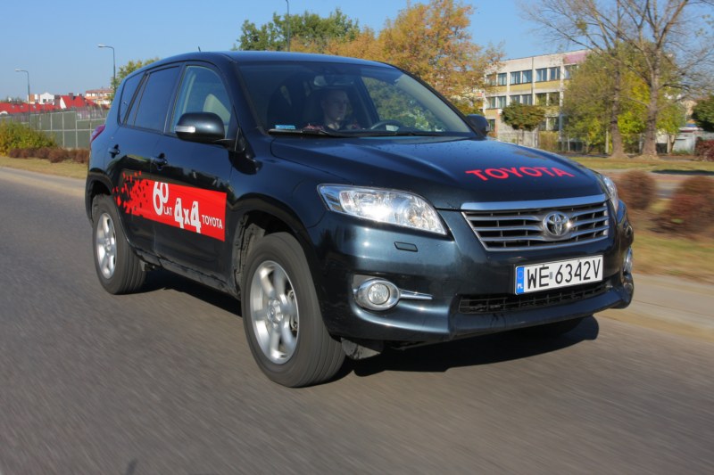 Toyota Rav4 jest dość wrażliwa na boczne podmuchy wiatru, auto ma też lekką tendencję do podsterowności. Fot. Moto.wieszjak.pl