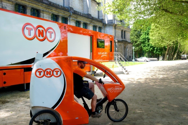 Mobilny oddział TNT w Brukseli