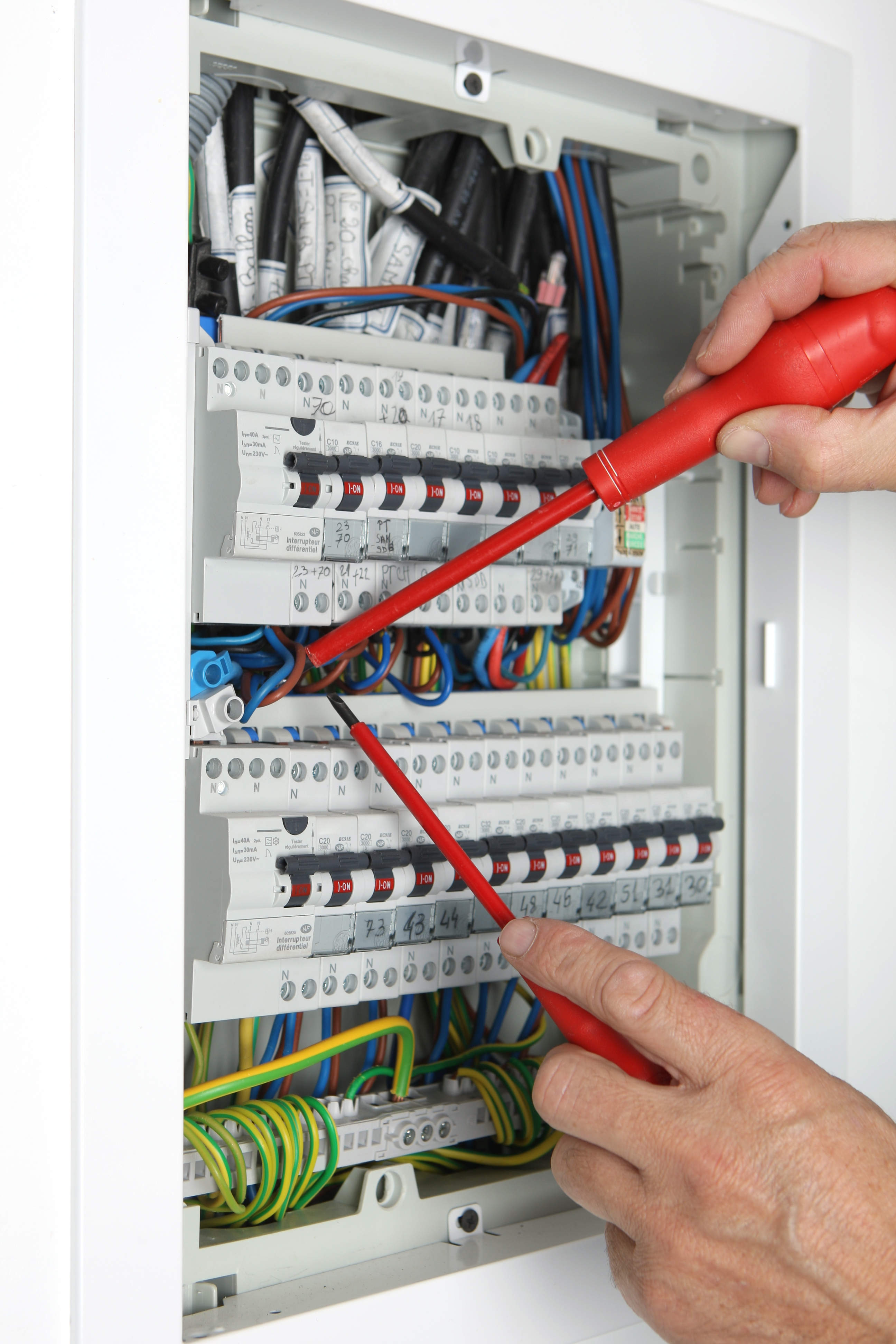 Podstawowym zadaniem instalacji elektrycznej jest dostarczenie energii do miejsc odbioru